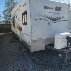 30ft 2005 Gearbox Toy Hauler