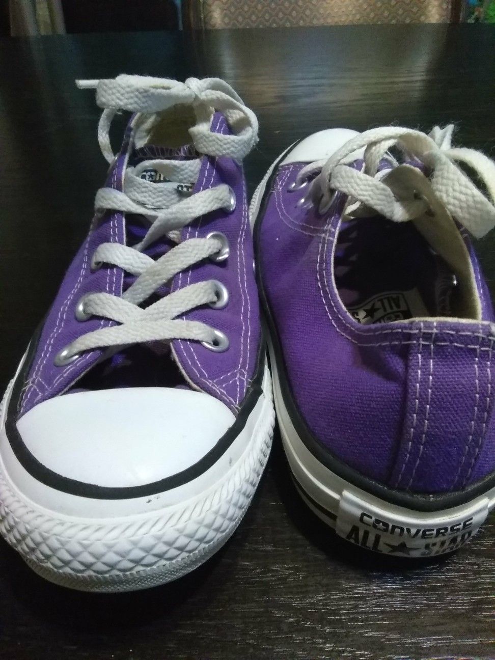 Purple Converse size 4mens but fits size 6 women's