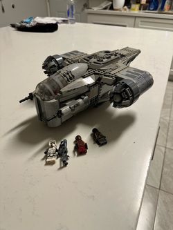 Send offers LEGO Star Wars Razor Crest with Minifigures