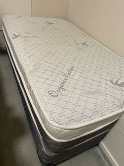 Kids Organic Cotton Mattress with Box Custom-made, 61” × 35”, gently used and in great condition. Serious buyers only.