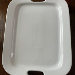 It’s A Beautiful Big Serving Dish. The Color Is White This Made By The Cellar Never Been Used It’s easy To Carrie Have Handle