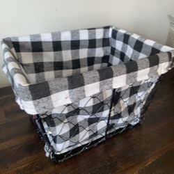 Farmhouse Wire Basket w/ Checkered Liner