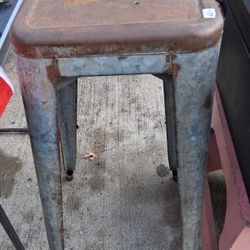 VINTAGE METAL STOOL 