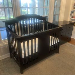 4 In 1 Convertible Crib and Dresser.