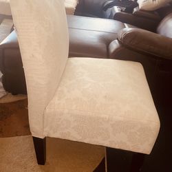 🩷🩷🩷🩷🩷$125-1 Beautiful off white/light cream colored large decorative living  room or bedroom chair. This is NOT a kitchen chair as in kitchen tab