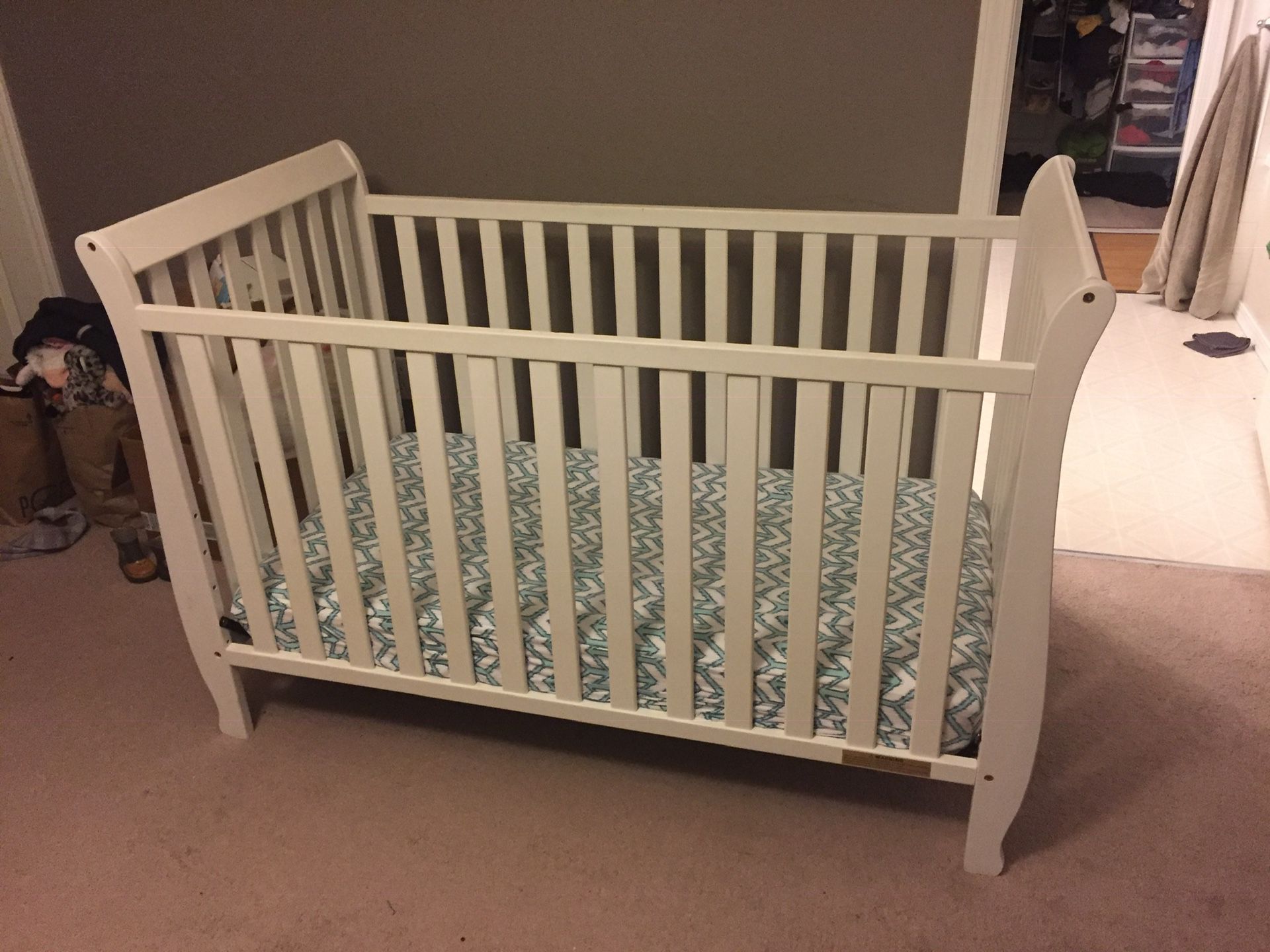 White high quality non-toxic baby crib with soybean mattress, organic bedding