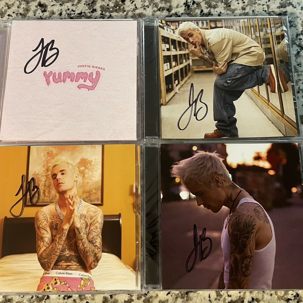 ジャスティン・ビーバー 直筆サイン入り Yummy コンプセット Bieber NEW Justin Bieber Signed Autographed Yummy Full Set CD 1-4 LOT IN