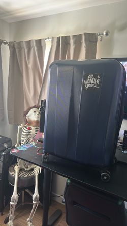 Large hard shell 4 wheel suitcase