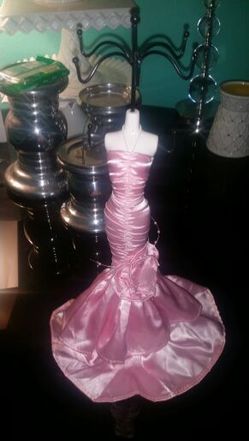 Pretty jewelry holder