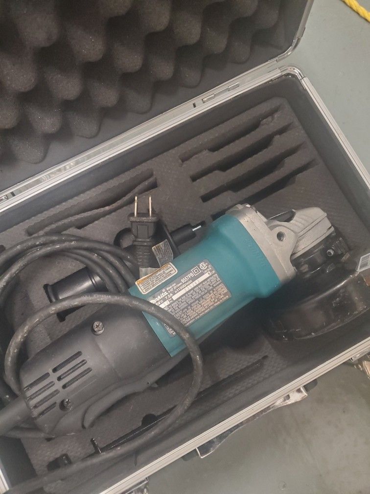 Makita 4-1/2" Angle Grinder Kit