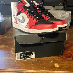 Jordan 1 Mid 