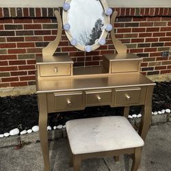 Gold Vanity Set with Lighted Mirror 