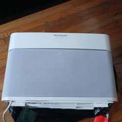 Frigidaire 6000 Btu.. Smoke Free PET free..