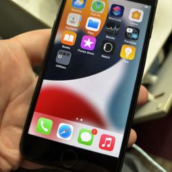 iPhone 7 32gb Unlocked With Battery Case 