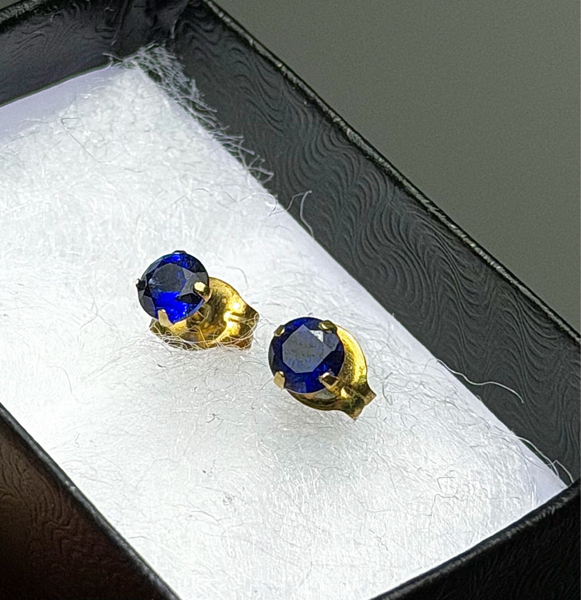 Beautiful 😍 !! Sapphire stud earrings set in 14k gold !