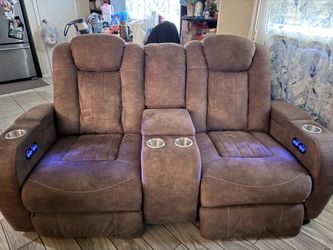 Electric reclining loveseat