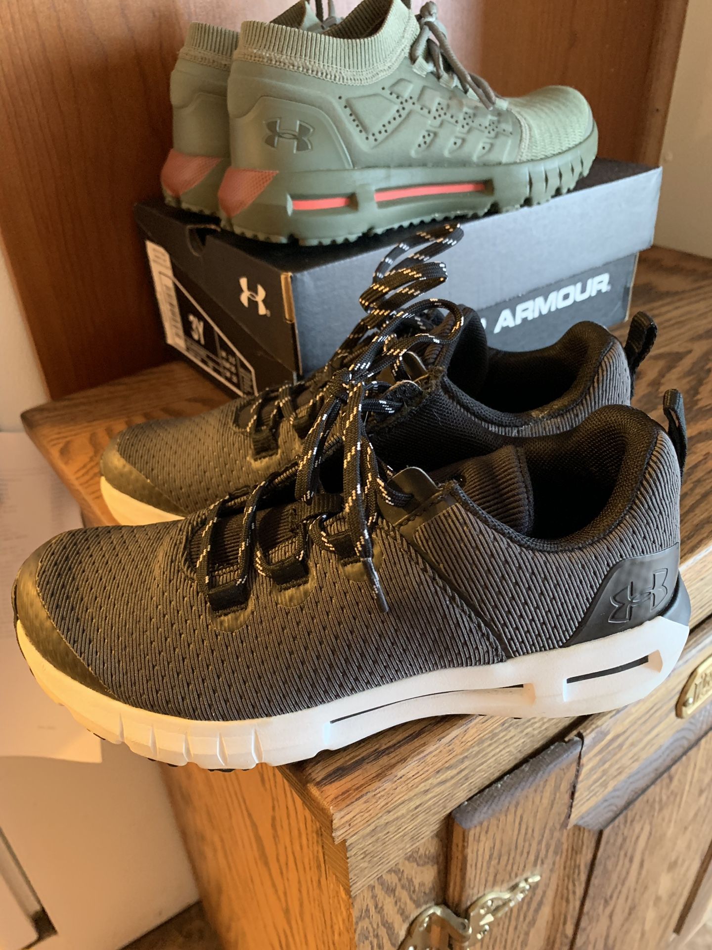 2 Pr . UNDER ARMOUR shoes. Sz 3 youth. Excellent condition ! Only worn once and out grew them.