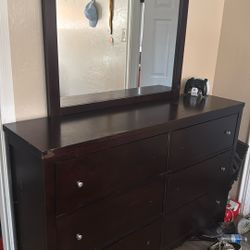 Dresser With Mirror 