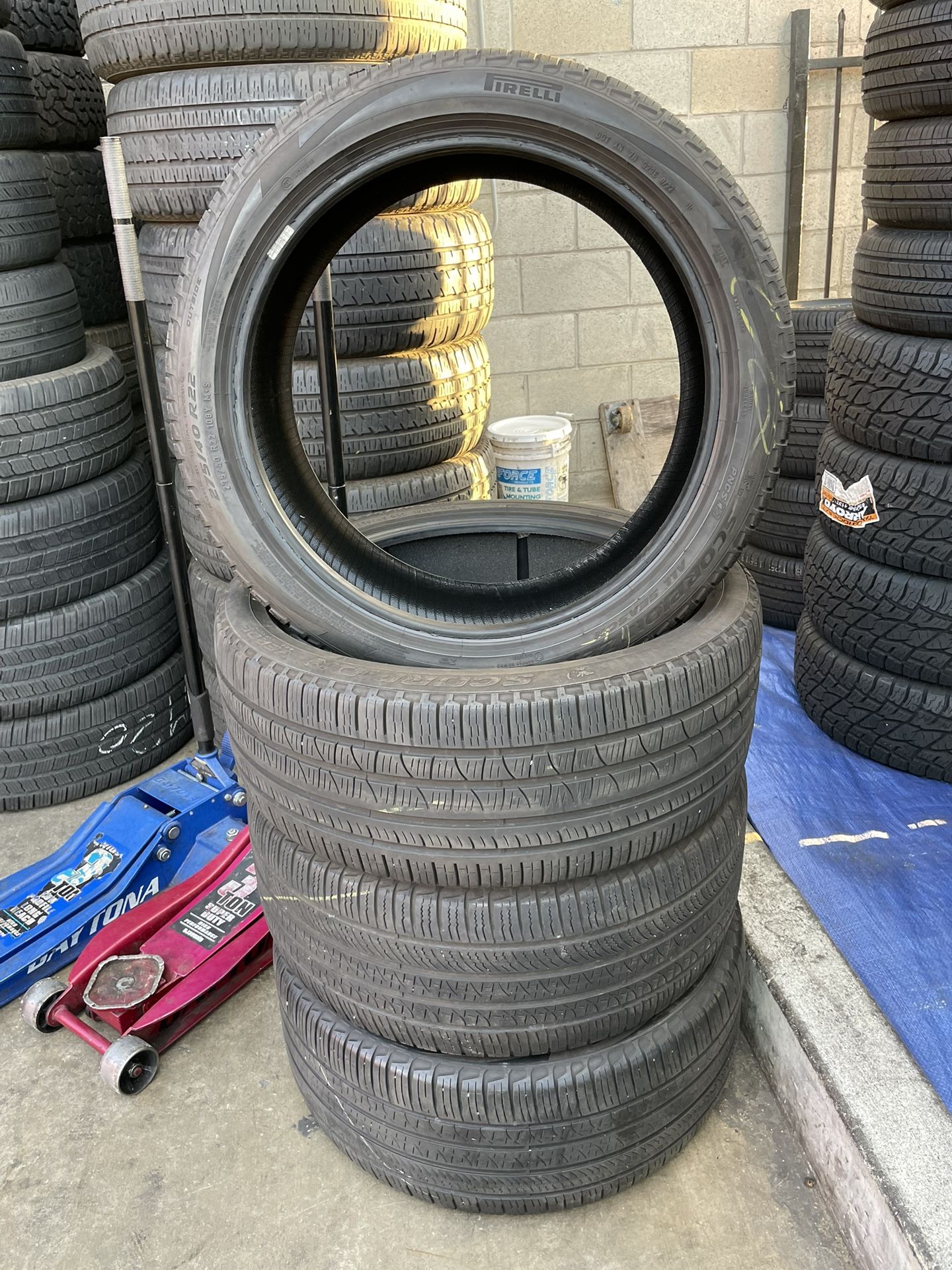 Vendo Set De Llanta 275/40R22 Marca PIRELLI