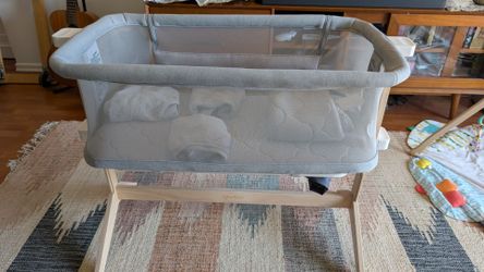 Newton Bassinet/bedside sleeper + 3 Sheets & extra Mattress Cover
