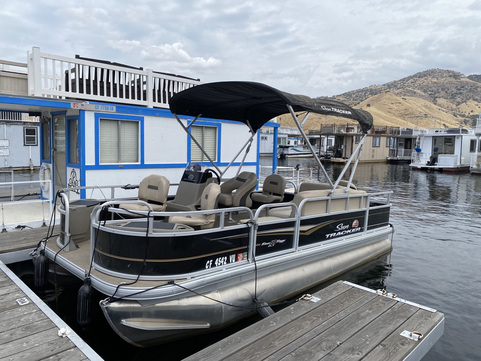2022 SunTracker Bass Buggy 18 DLX Fishing Pontoon Boat