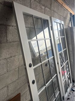 2 aluminum doors with glass in great condition the measurements are in the pictures