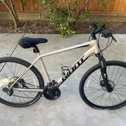Giant Roam 4 Hybrid Bike