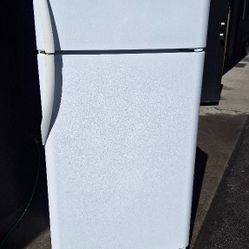 APARTMENT REFRIGERATOR (DELIVERED)