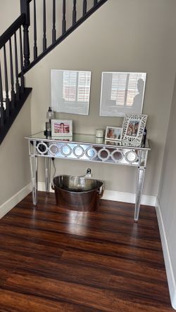 Z gallery entry table in incredible condition