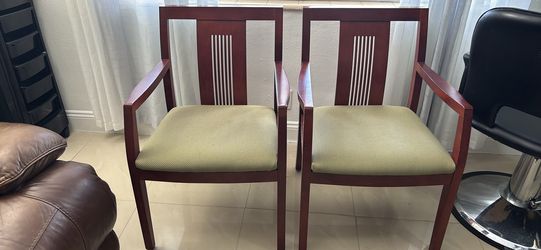 Par De Sillas Con Reposabrazos ,estructura Fuerte De Madera Color Caoba/cereza Y Asientos Acolchonados