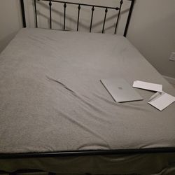 Queen Size Metal Bed Frame – Simple & Sturdy