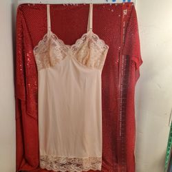 Maidenform Vintage Style Slip. Size 36 in Peach. New.