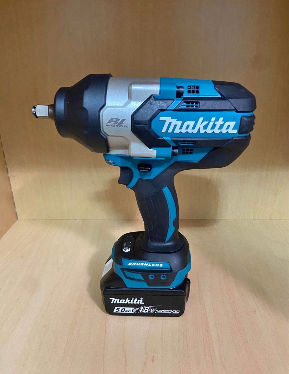 Makita 18V LXT 1/2 in. Cordless Brushless Impact Wrench one 5.0 battery