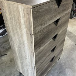 Dresser With 5 Drawers