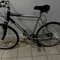 Bicycle Cannondale . Rim 700x35 . Frame 20” In Aluminum. Need Adjust The Gears . 