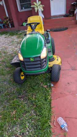 John Deere E150 Ride on Lawnmower