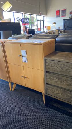 Hendrick 2-Door chest
