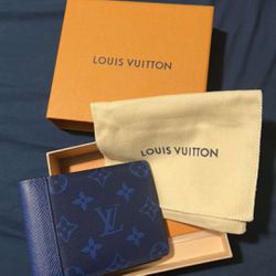 LOUIS VUITTON CHECKBOOK for Sale in Dallas, TX - OfferUp