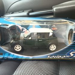 PRESTIGE 1:18 NEW MINI 2001 DIE CAST METAL SOLIDO