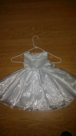 Pretty white dtess...12 months...great condition!