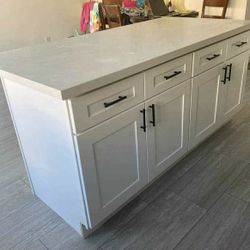 !Custom Kitchen Island 36x6 only one left comes with installation and Quartz Countertops $2599