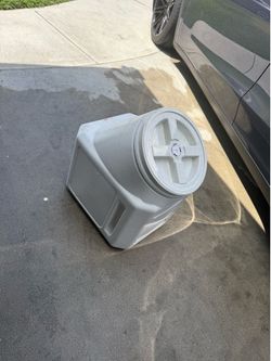 $20 dog food container