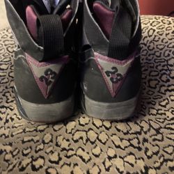 Jordan size 8.5  Boys 