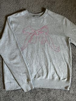 Grey Crewneck With Pink Bow