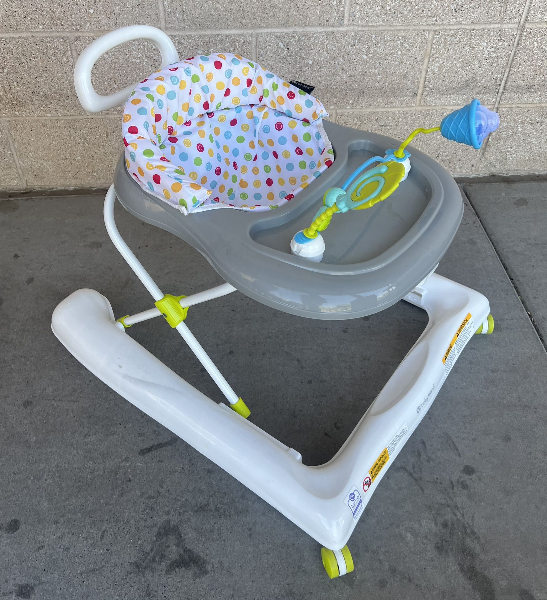 Help your kid toddle around the house with this Baby Trend 3.0 Activity Walker. It's beautifully designed with a comfortable seat and a cheerful toy b
