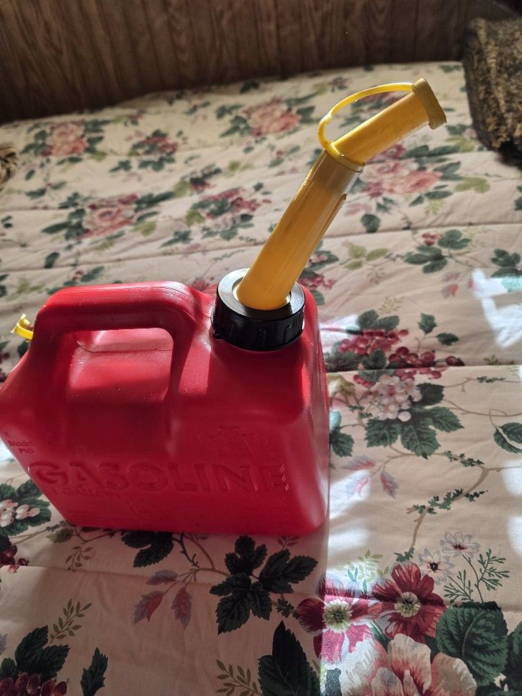 USA 1 Gallon Gas Can. Easy Pour Spout.