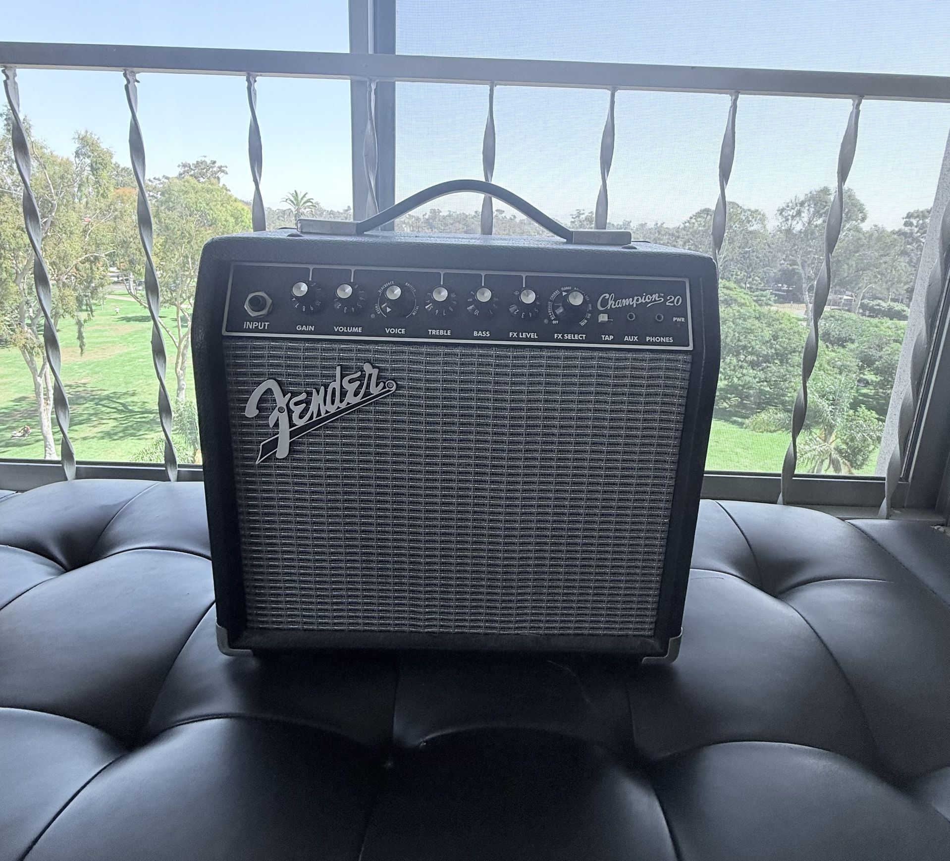 Fender Frontman 20G Guitar Combo Amplifier - Black Bundle with Cable