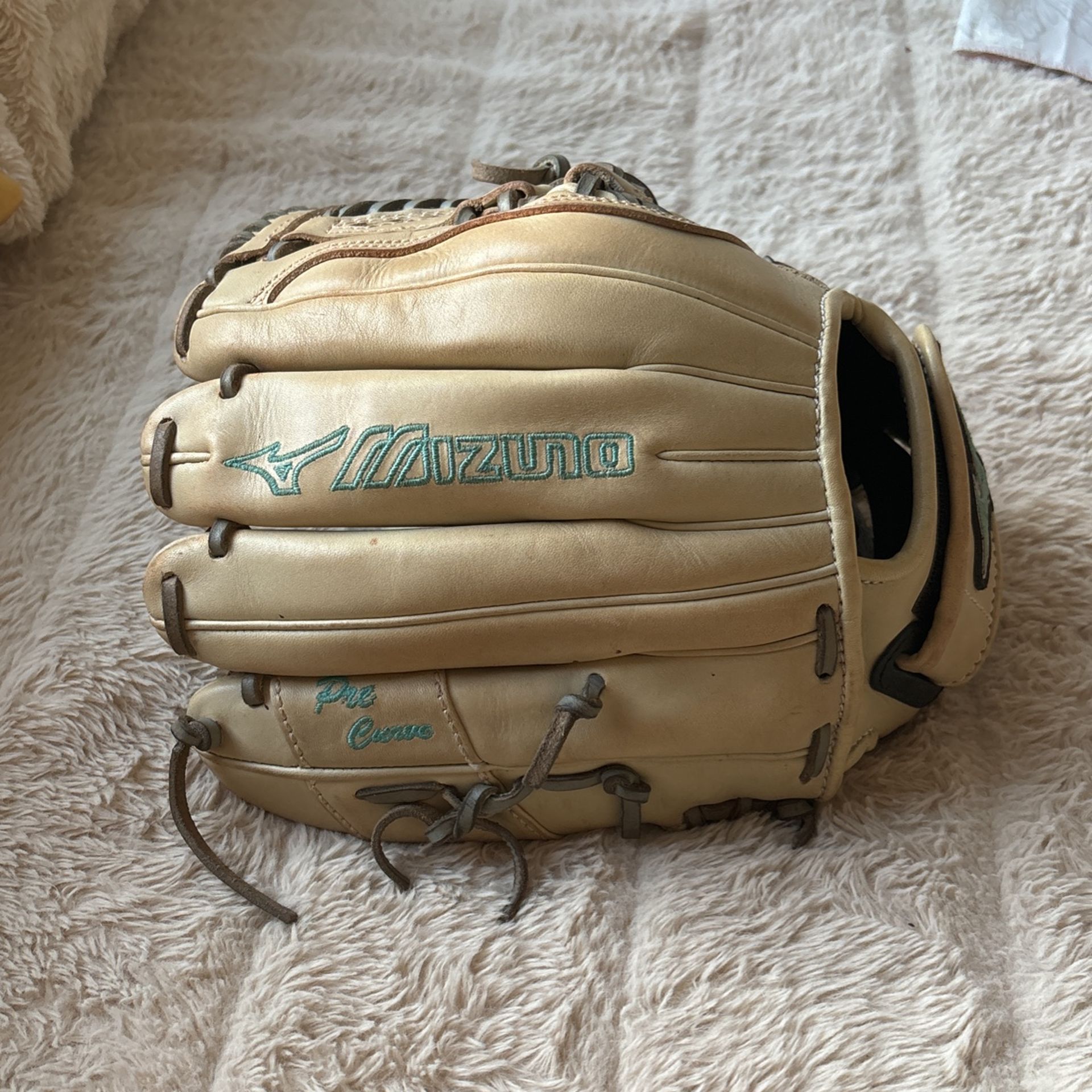 outfirlder softball glove 