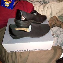 Women's  Flats Cloud walkers Size 7w