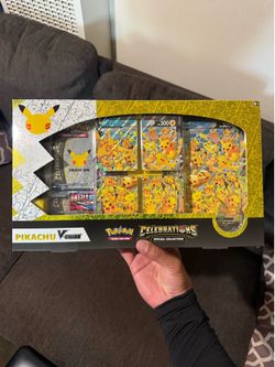 Celebrations Premium Playmat Collection - Pikachu V